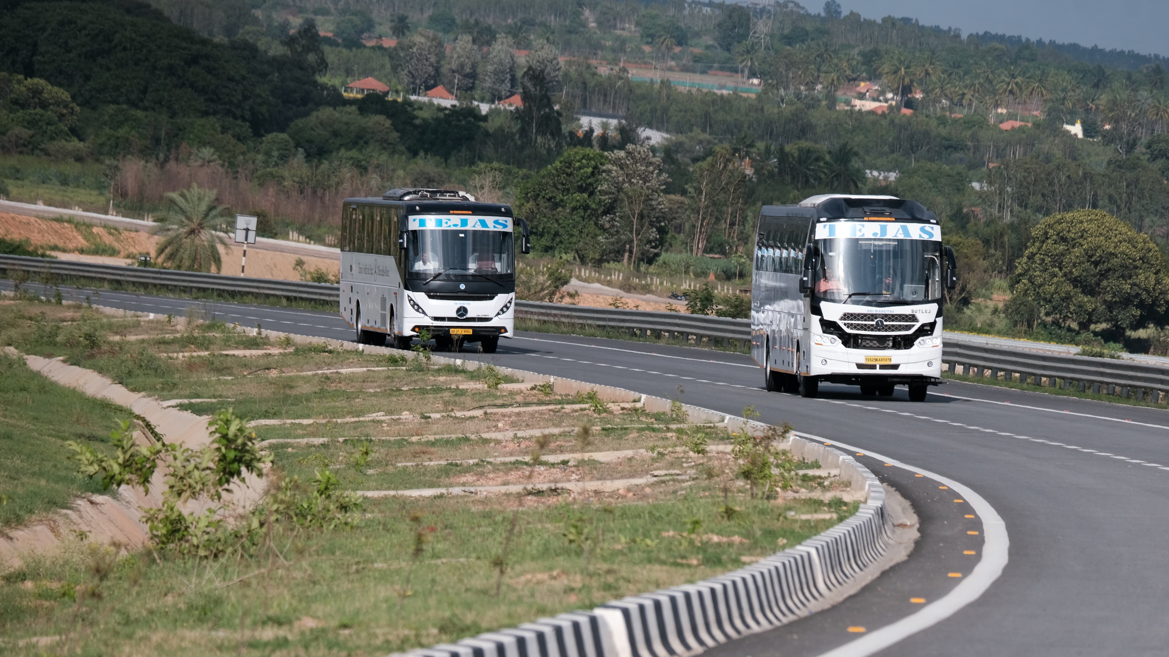 Key Benefits of Renting a Mini Bus