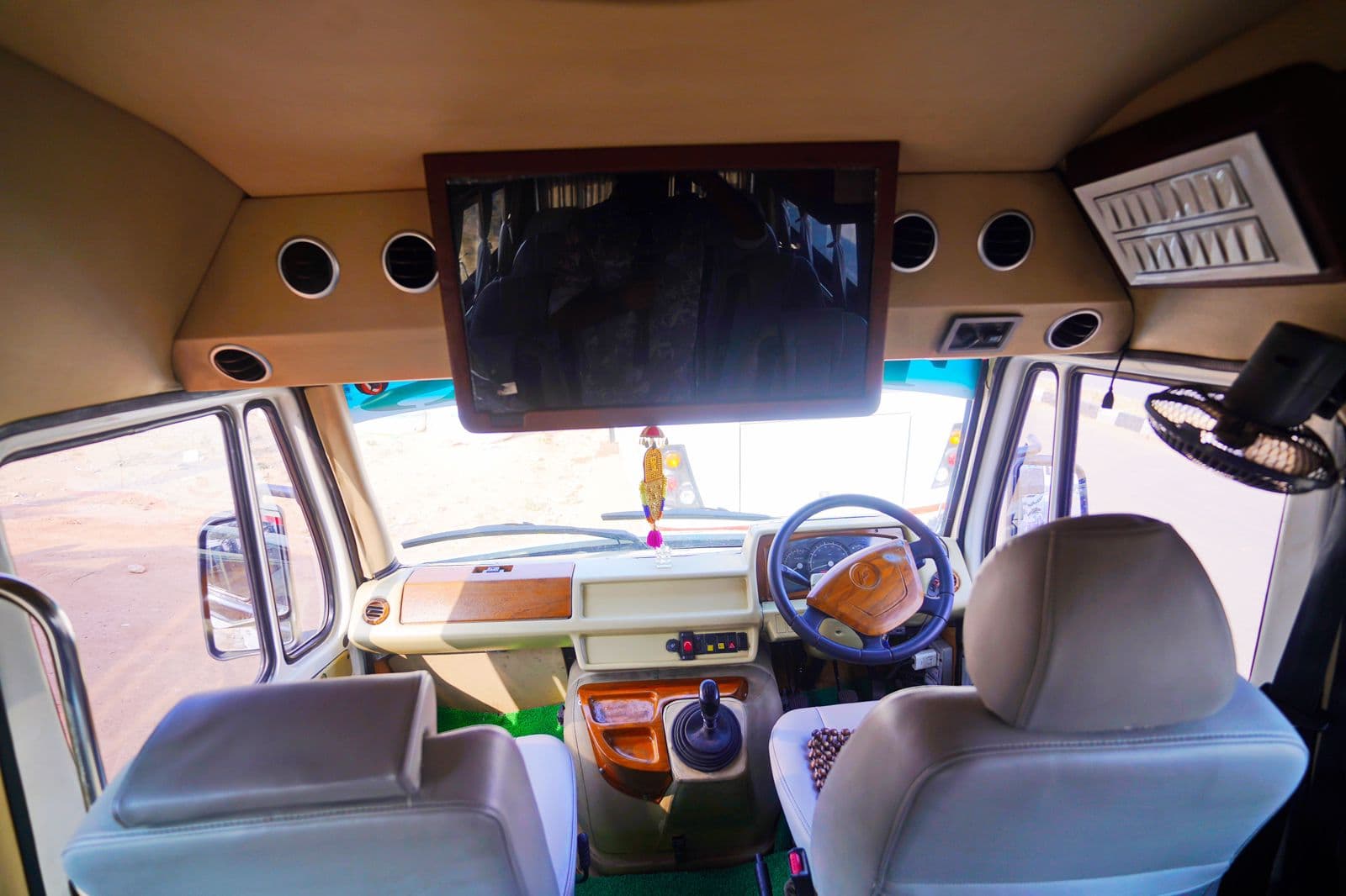 How Can You Plan and Book a 9‑Seater Tempo Traveller?