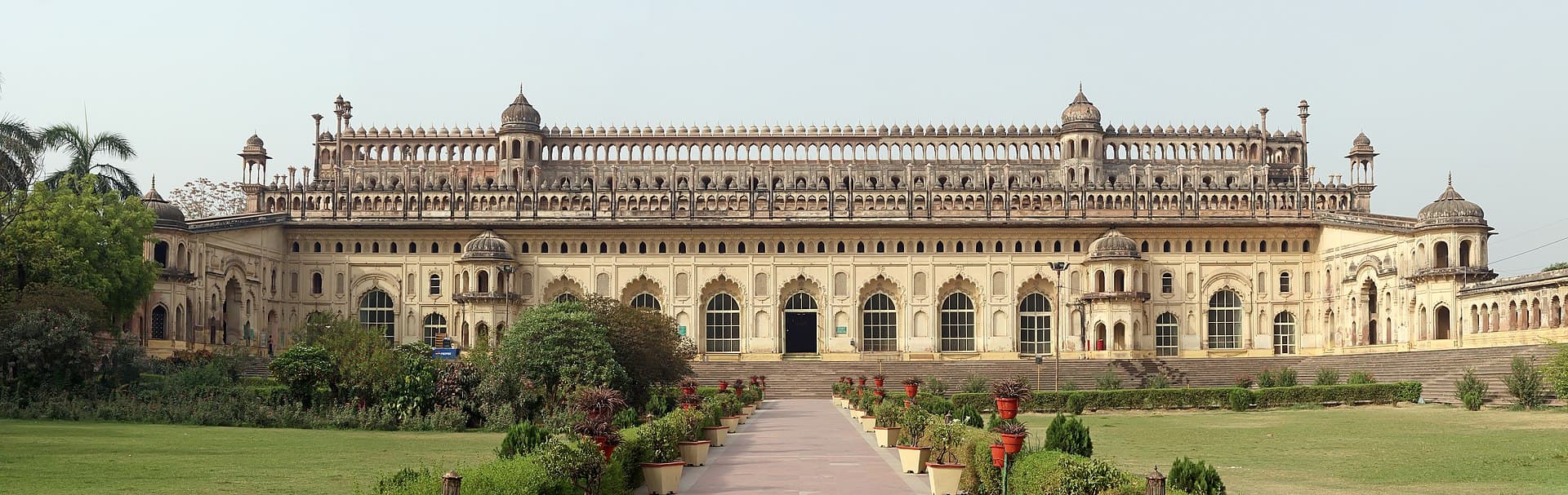 What are the must-visit places in Lucknow after reaching?