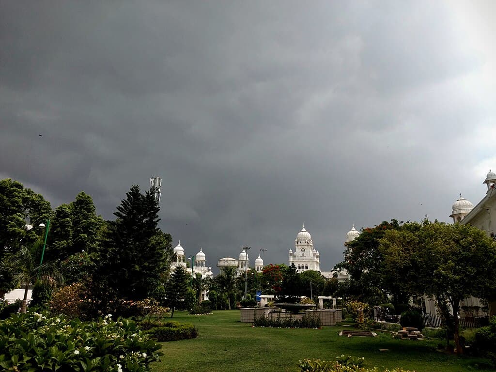 What are the travel options from Bangalore to Lucknow?