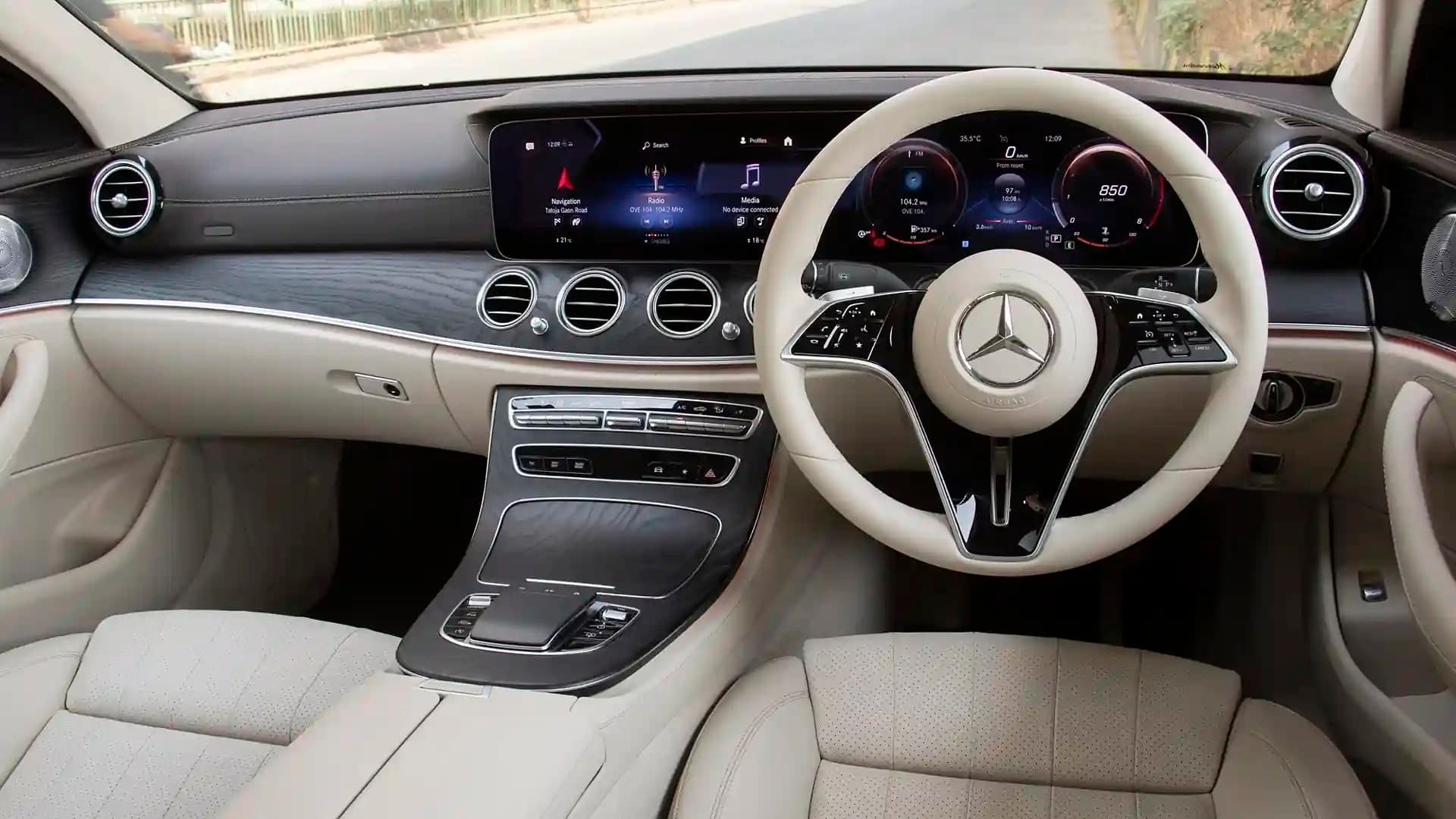 Luxury Cars Available for Airport Pick-Up & Drop