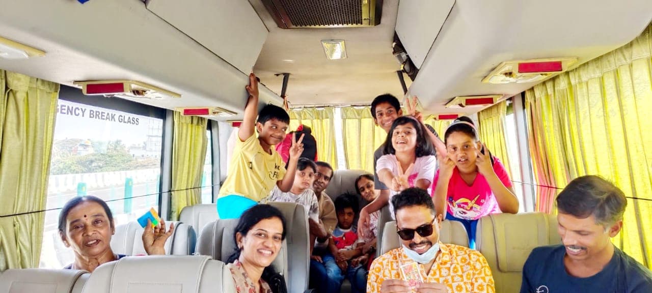 Top Benefits of Renting a Mini Bus for Group Travel