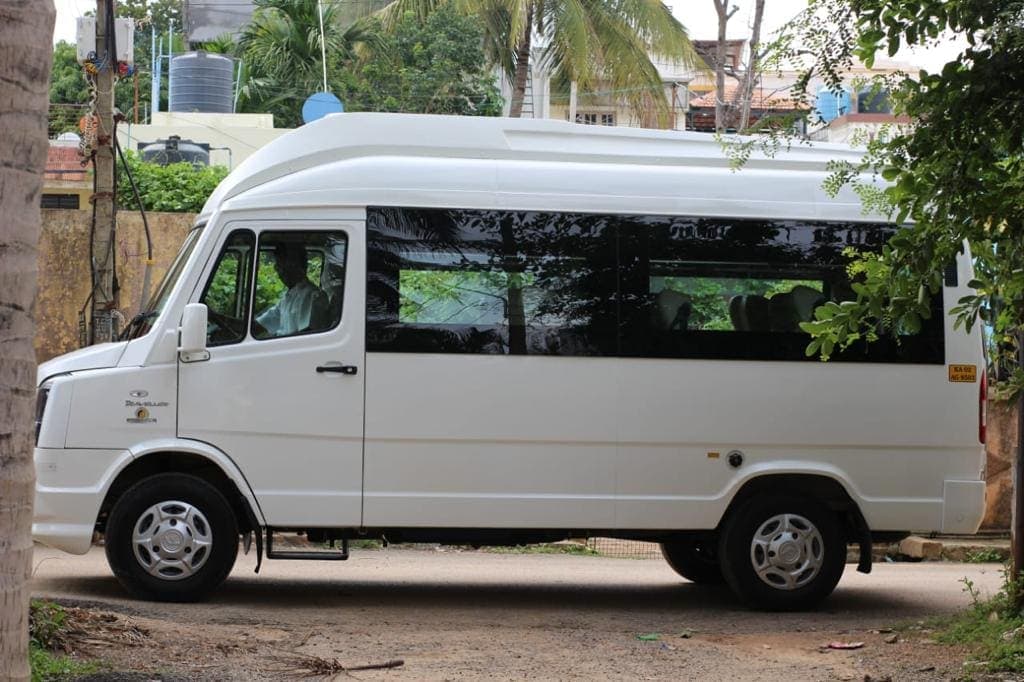 Tempo Traveller vs Mini Bus