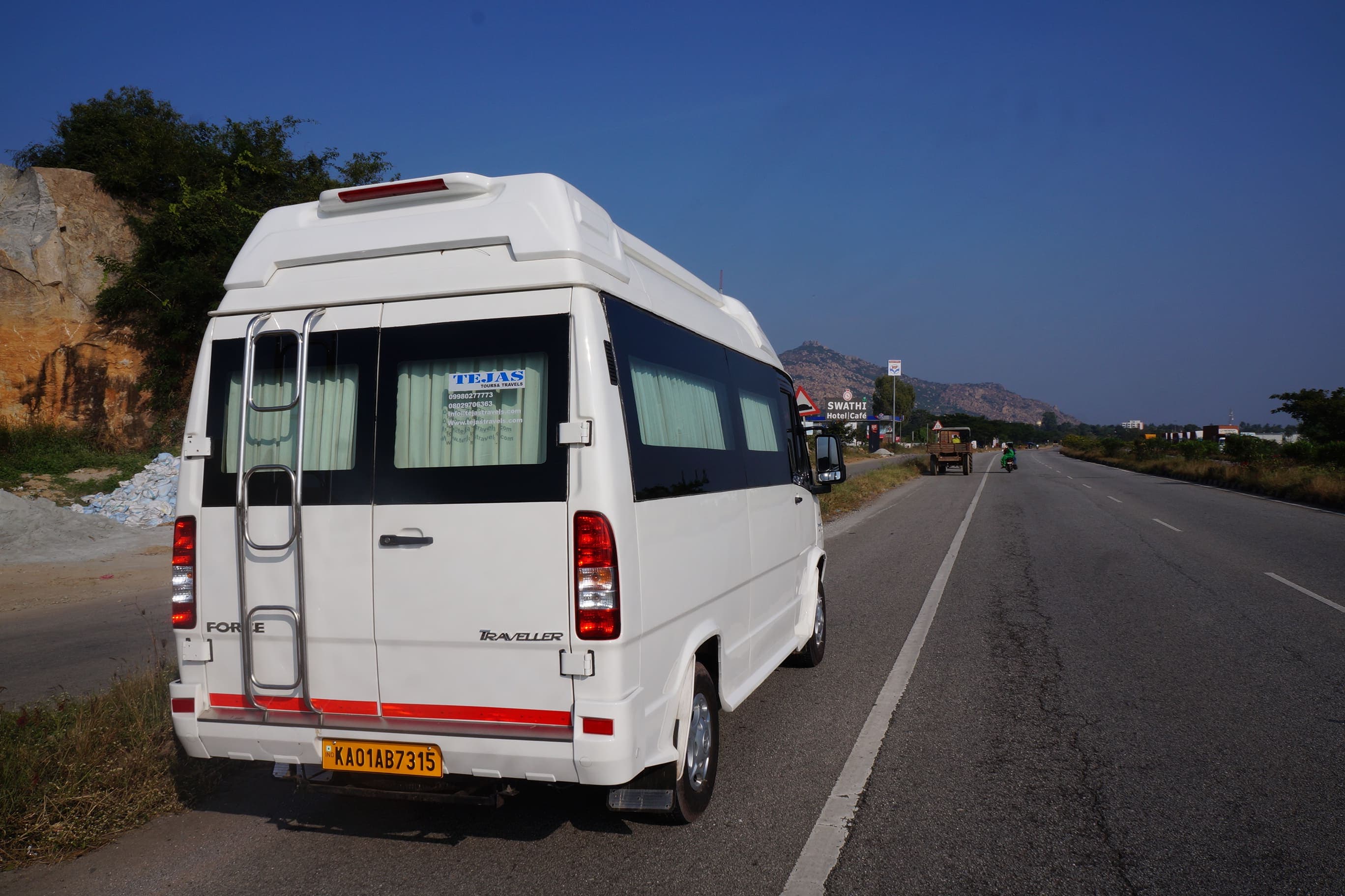 What Are the Top Features to Expect in a 10-Seater Tempo Traveller?